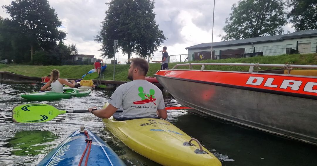 Christopher im Kanu neben dem Rettungsboot Delphin