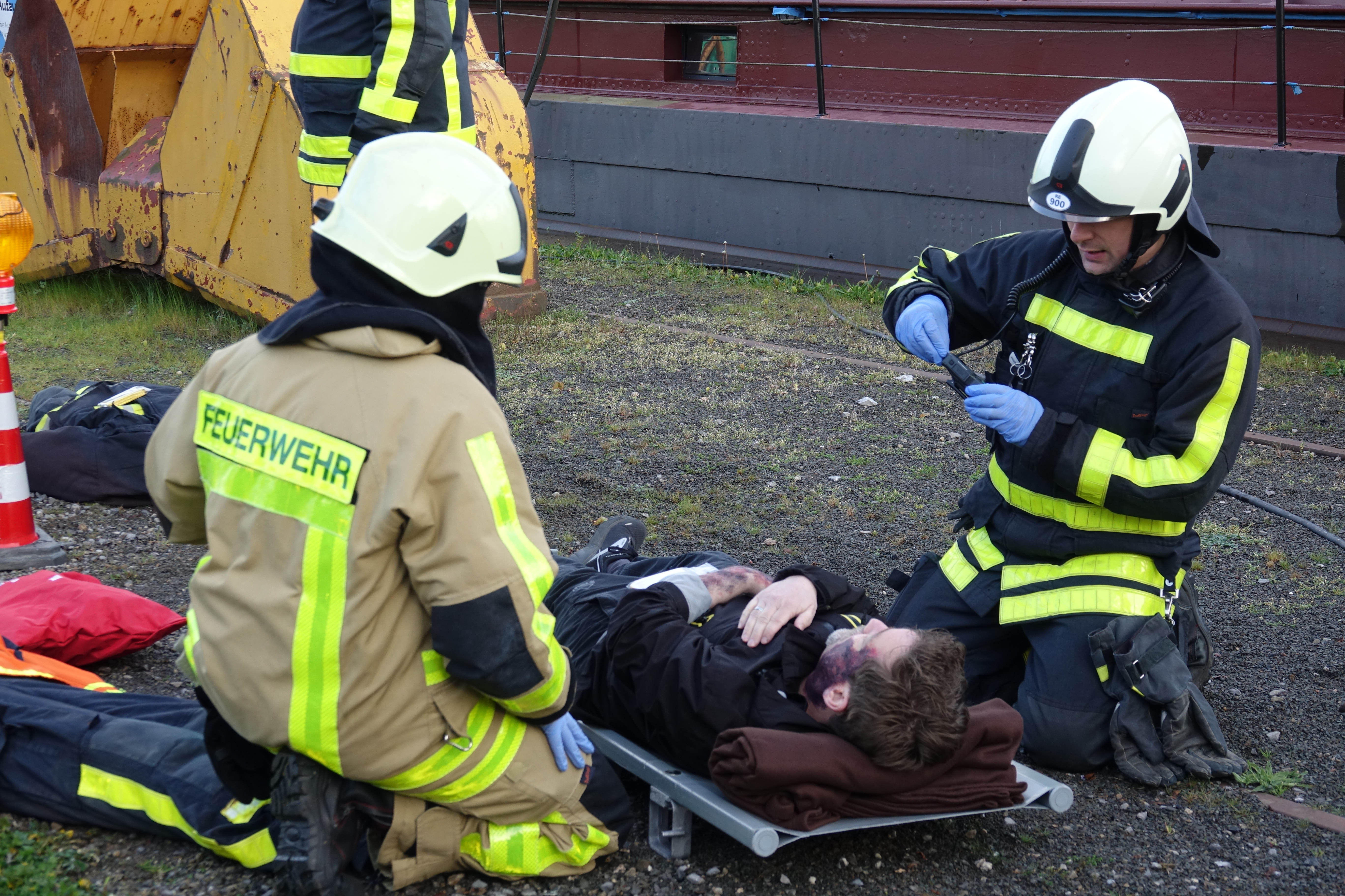 Einsatzkräfte der Waltroper Feuerwehr versorgen ein gerettetes Brandopfer (Darsteller)